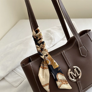 Sac cabas en cuir marron avec surpiqûres blanches et détail de foulard élégant