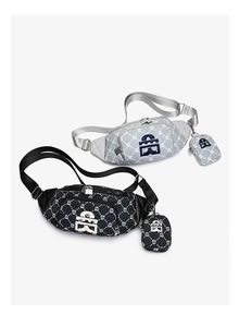 Détail du sac banane monogramme avec broderie CB et porte-monnaie amovible pour femme