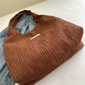 Sac cabas en velours côtelé marron foncé à plis verticaux et étiquette FASHION sur jean