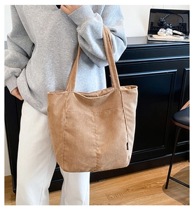 Gros plan d'un sac cabas en velours côtelé marron clair montrant la texture côtelée