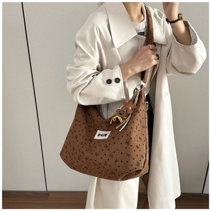 Dettagli della borsa tote in velluto a coste marrone con fiocchi e charm orsetto