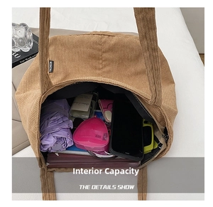 Vue de dessus d'un grand sac cabas en velours côtelé marron montrant l'espace de rangement