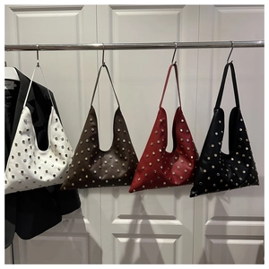 Detail van retro tassen met studs in wit, bruin, rood en zwart leer voor dames