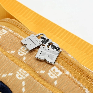 Sac bandoulière en velours côtelé jaune avec double zip métallique et sangle imprimée