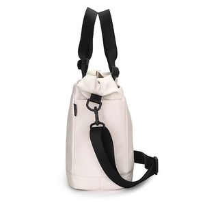 Borsa a secchiello in nylon bianco sporco con coulisse e tracolla regolabile nera