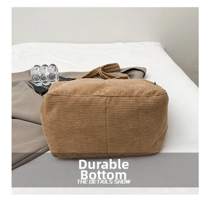 Gros plan sur le fond résistant à l'usure de ce sac fourre-tout en velours