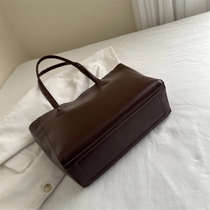 Grand sac cabas vintage marron foncé en cuir mat avec une structure rectangulaire épurée