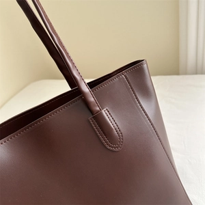 Sac fourre-tout marron chocolat minimaliste en similicuir avec coutures de bandoulière renforcées