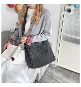 Détail d'un grand sac cabas pied-de-poule avec un motif à carreaux noir et blanc en toile