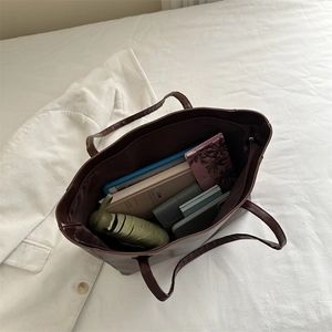 Grand sac cabas vintage marron foncé montrant l'intérieur spacieux et les accessoires