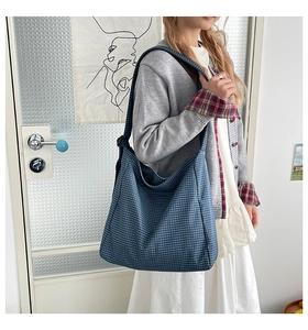 Gros plan sur un grand sac cabas à carreaux bleus montrant la texture de la toile
