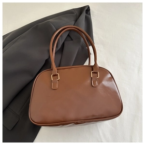 Dettaglio borsa bowling marrone in PU con finitura lucida e hardware in metallo dorato