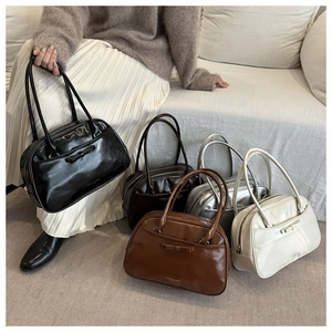 Dettaglio delle borse vintage con fiocco nei colori nero, marrone, argento e beige