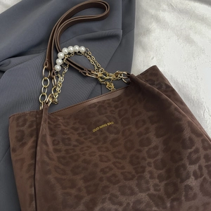 Chic leopard print suede tote bag featuring luxury pearl accents and gold chain strap