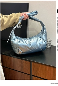 Dettaglio della borsa hobo blu metallizzato con trama trapuntata e tracolla regolabile