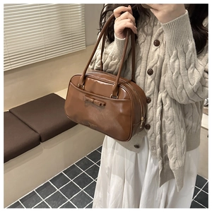 Borsa Boston vintage marrone con fiocco che mostra la pelle martellata e il manico