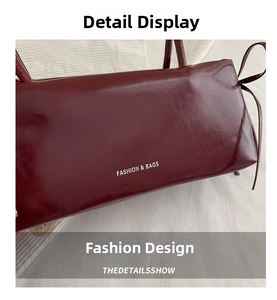 Dettaglio della pelle lucida bordeaux con il logo Fashion & Bags stampato sulla borsa