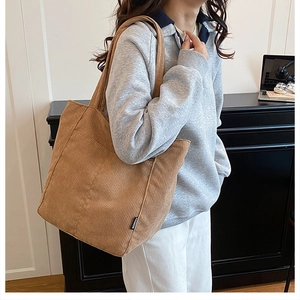 Grand sac fourre-tout en velours côtelé marron avec étiquette latérale et style décontracté