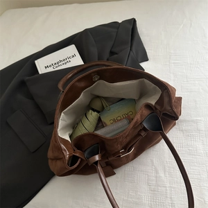 Vintage brown faux suede tote bag with large capacity for autumn and winter commuting