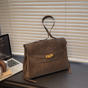 Grande borsa a mano retrò in camoscio marrone con chiusura dorata per uso quotidiano