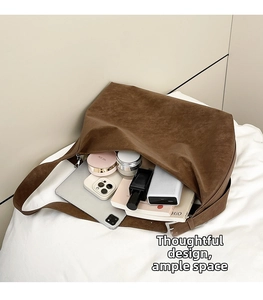 Grande borsa tote marrone con spazio per tablet e oggetti di uso quotidiano