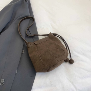 Sac seau rétro en daim marron avec cordon de serrage et bandoulière en cuir