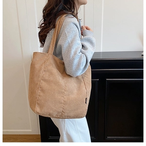 Détail du sac fourre-tout en velours côtelé kaki montrant la texture et l'étiquette