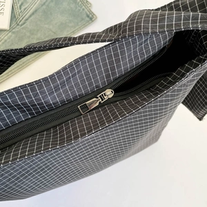 Sac fourre-tout noir à carreaux avec fermeture éclair argentée et intérieur spacieux