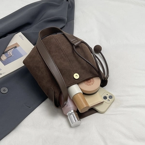 Sac seau citrouille rétro en daim marron avec fermoir magnétique en décor de vie