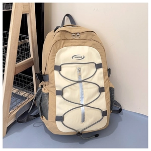 Détail du sac à dos de randonnée beige et kaki avec cordons et poche latérale filet