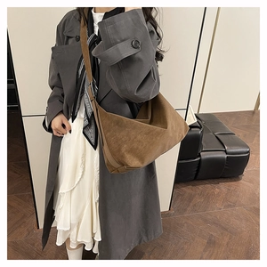 Modella che indossa una borsa tote vintage in pelle scamosciata marrone scuro