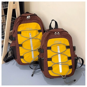 Comparaison détaillée de grands et petits sacs à dos outdoor marron et jaune avec cordons