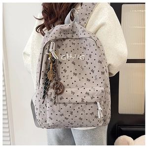 Detailaufnahme des Cord-Rucksacks mit Herzprints und weißer GHJIG-Logo-Stickerei