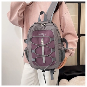 Détail du sac à dos en nylon violet et gris avec cordons élastiques blancs et poche filet latérale