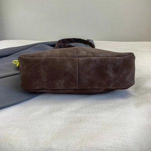 Bodenansicht eines großen Vintage-Tote-Bag aus braunem Wildleder-Imitat mit Schultergurt