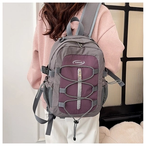 Détail du sac à dos en nylon imperméable gris et violet avec cordons et poche latérale filet