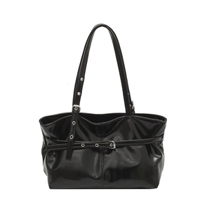 Borsa a spalla nera lucida con fibbie vintage e design a pieghe su sfondo bianco