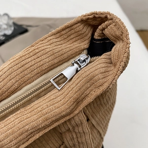 Sac fourre-tout en velours côtelé marron avec fermeture éclair en métal argenté de qualité