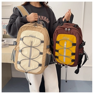 Détail d'un sac à dos extérieur multifonction avec cordons élastiques et poches filet