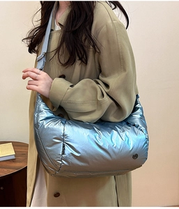 Borsa a tracolla imbottita blu metallizzato con spallina larga regolabile