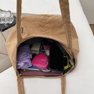 Grand sac cabas en velours côtelé kaki montrant l'intérieur spacieux bien rangé