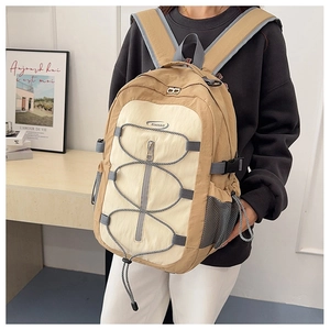 Détail du sac à dos kaki avec cordons élastiques et poches latérales en filet