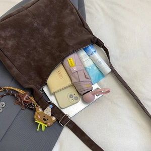 Dunkelbraune matte Tragetasche mit viel Platz für Laptop und Pendlerutensilien
