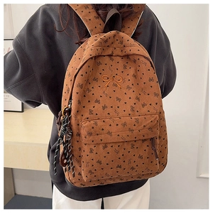 Brauner Cord-Rucksack mit Herzmuster und Schleifenstickerei in der Rückansicht