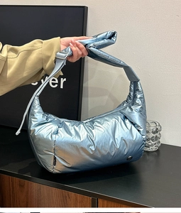 Dettaglio della borsa a tracolla imbottita blu metallizzato con trama e zip di chiusura