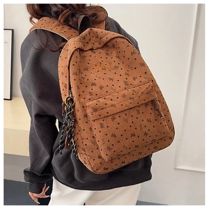 Rückansicht eines braunen Cord-Rucksacks mit Schleifenstickerei und Herzmuster am Modell