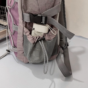 Sac à dos extérieur avec poche latérale en filet et sangles de compression réglables