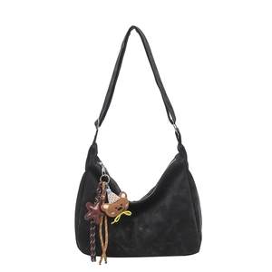 Sac hobo noir minimaliste avec bandoulière réglable et breloque ours en peluche mignonne