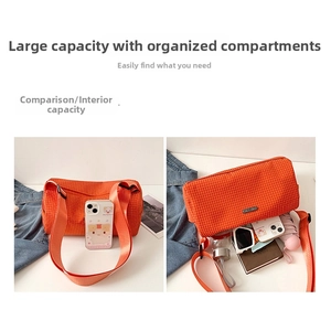 Vue intérieure d'un sac bandoulière orange à carreaux en nylon avec objets quotidiens