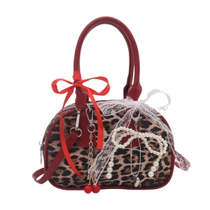 Borsa a mano leopardata con manici in pelle rossa e ciondolo a forma di ciliegia